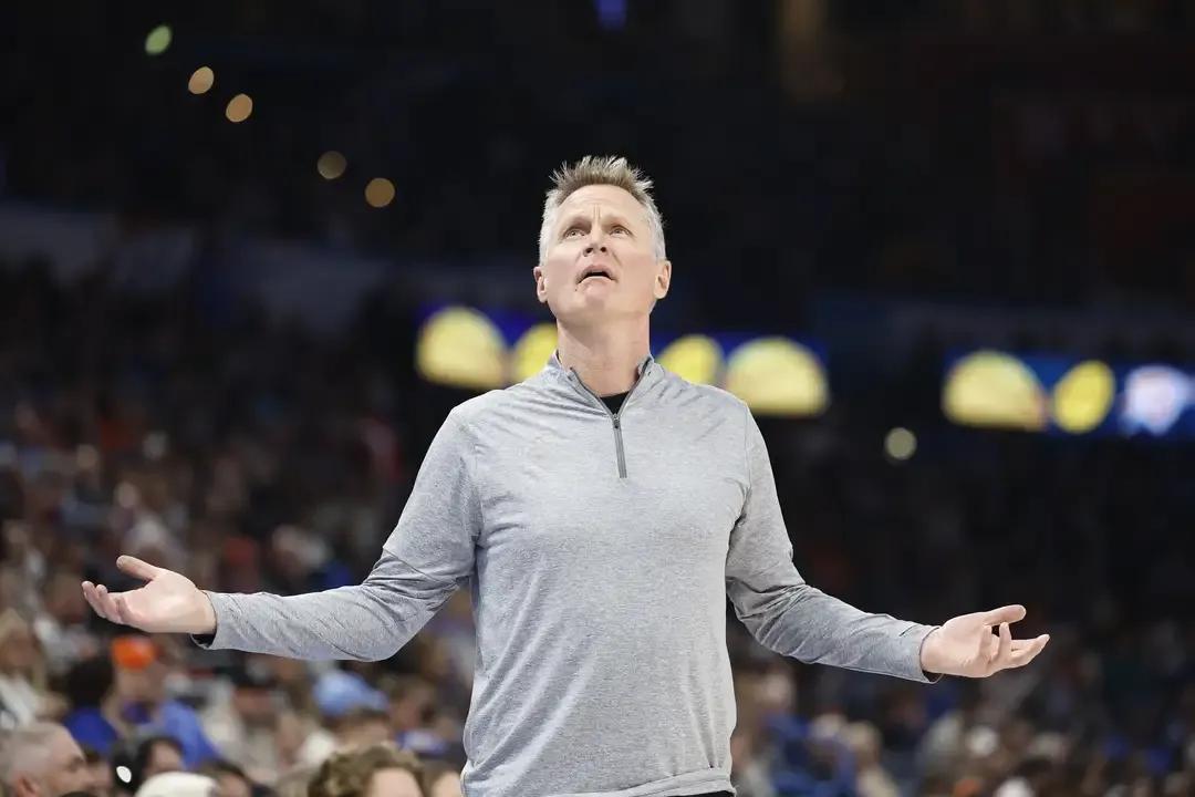 科尔教练四后卫阵容，被国王拉开分差，就是不叫暂停，不上库明加。
第一，科尔排出，