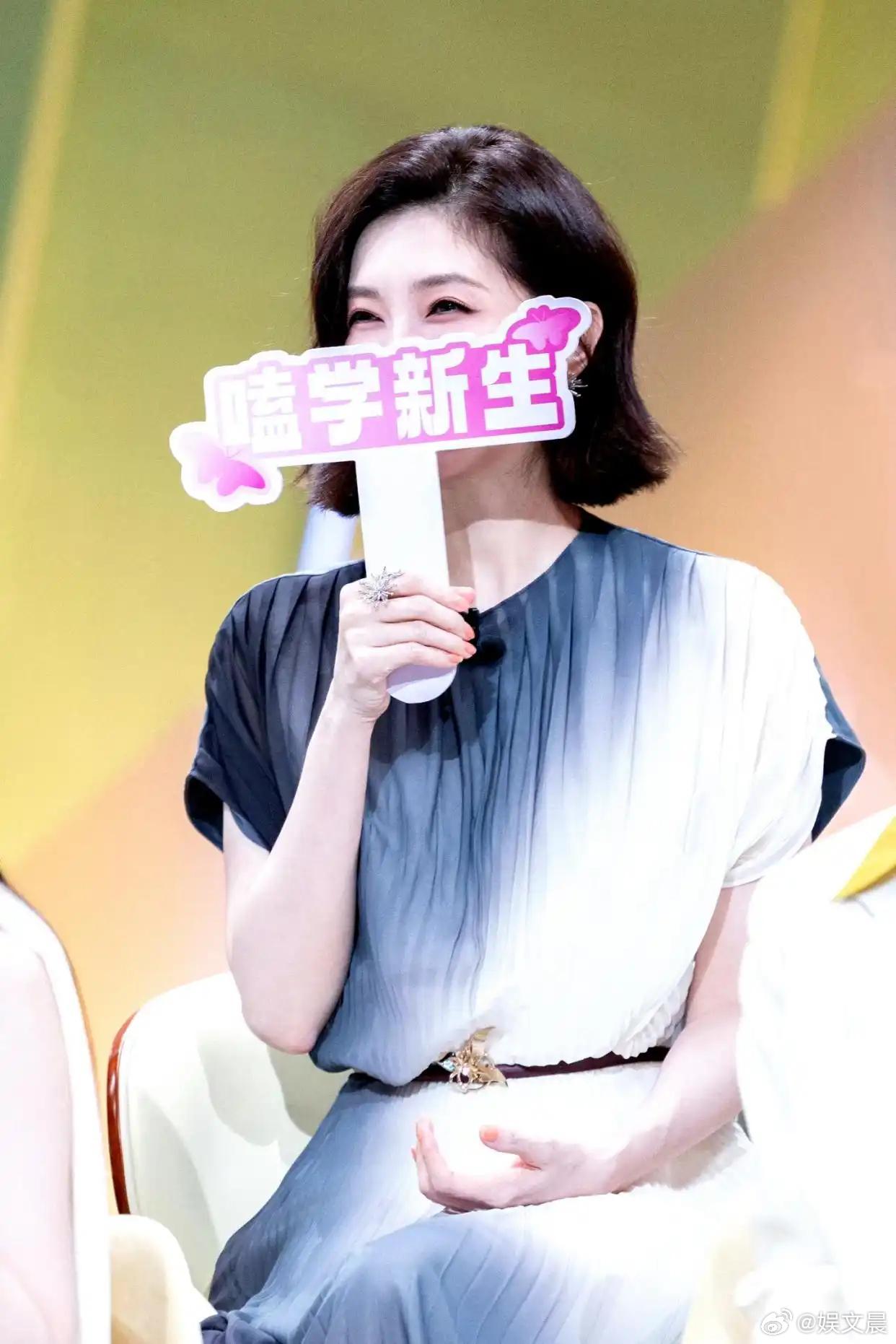 江疏影一身渐变百褶长裙成功出圈，轻熟知性的格调，诠释出女神的天花板氛围感。 