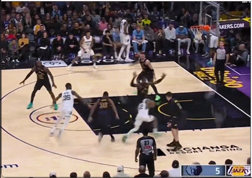 将帅不和？莫兰特怒吼教练大声质问！
在今天NBA常规赛灰熊对阵湖人的第一节比赛初