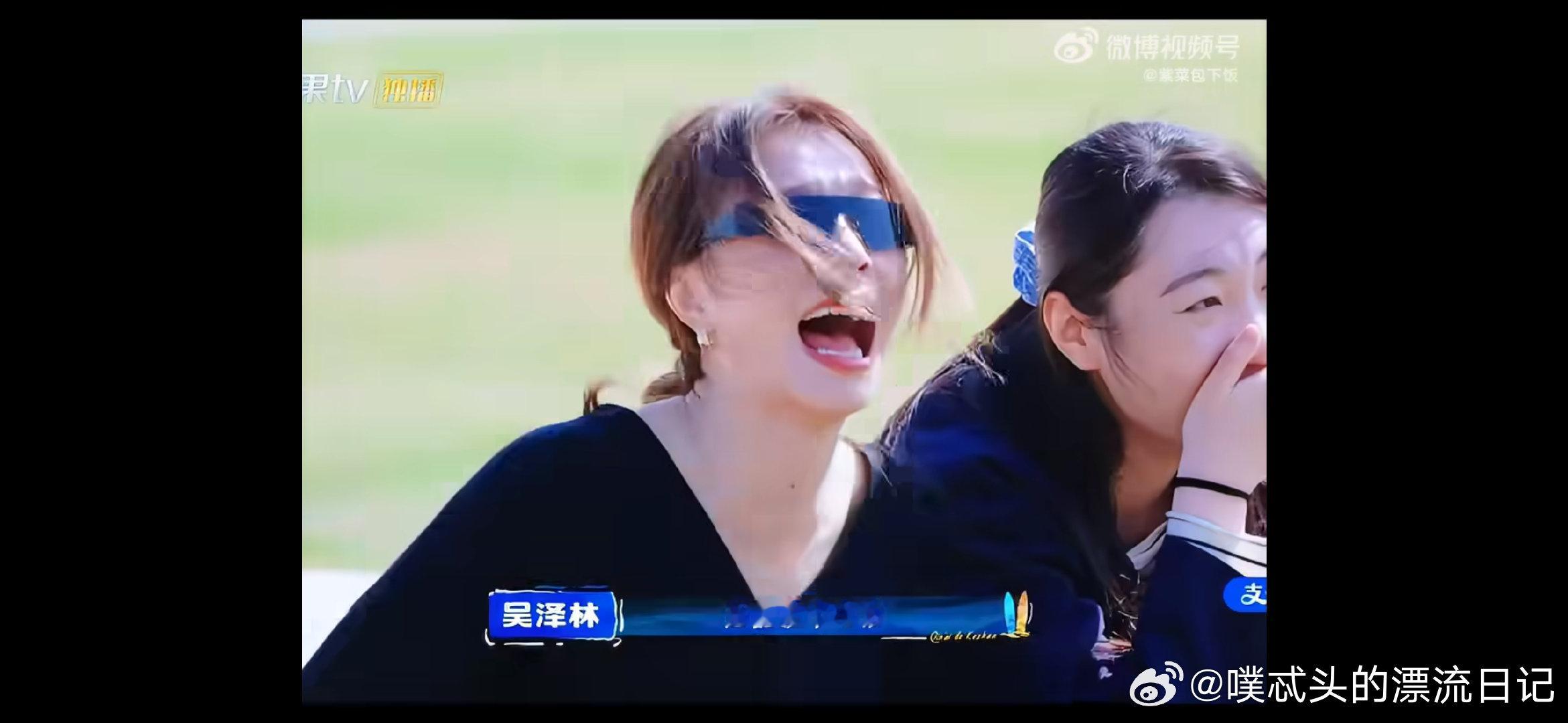万万没想到客栈名场面这么有意思，众人爬行笑点不断，徐志胜只顾玩乐还能抽空接工作电