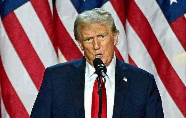 前几天刷到特朗普的发布会，那场面属实热闹，他站在台上拍着胸脯说，美军已经彻底摧毁