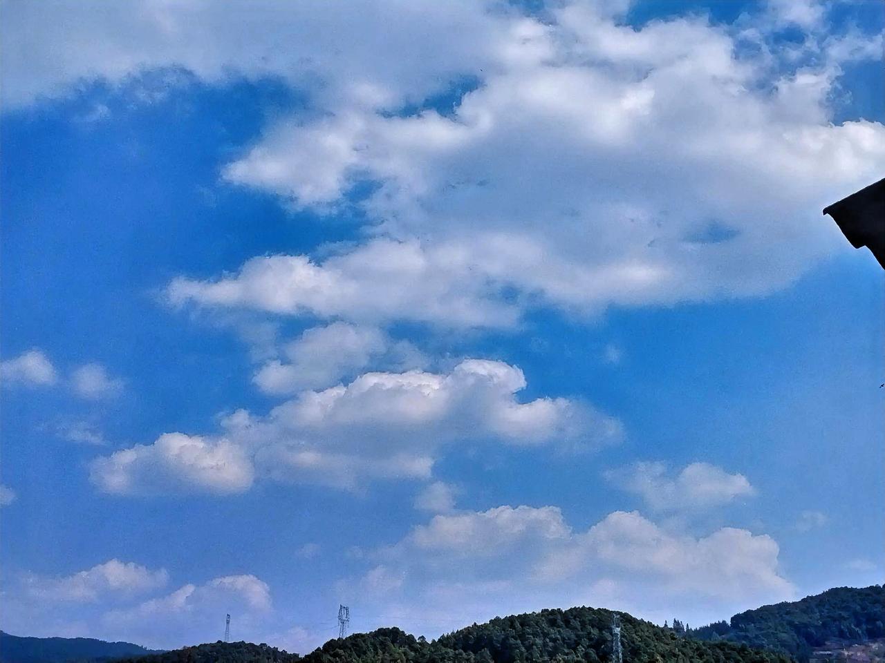 蓝天白云，心旷神怡，大自然的美好尽收眼底！🌤️🍃在这如诗如画的蓝天白云下，微