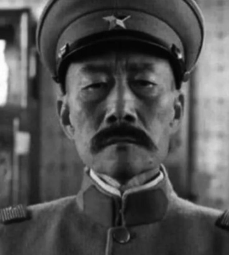 1894年，张作霖去于六家喝酒，中途于六去放水，谁知于六的小老婆二兰子突然拼命靠