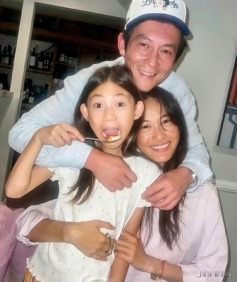 陈冠希：过去是过去，现在是现在。

45岁的陈冠希，在生日这天晒出了全家福。
