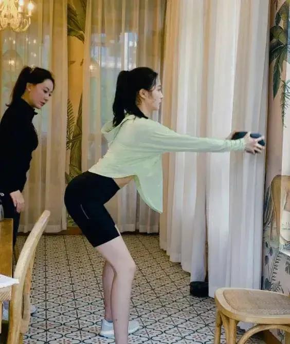 关晓彤终于有了对手了，她请的私人教练，本来是陪跑的，结果成功抢镜，把关晓彤瞬间秒