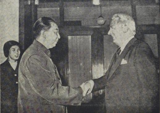 华国锋会见英国前首相希思