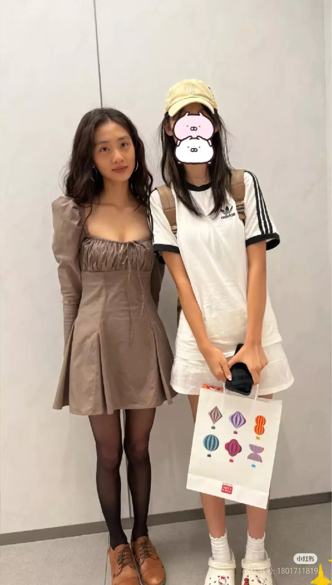 黄多多她多大年龄来着，这穿的怎么小小年纪就一把年纪了，跟她妈妈是真的像，一个模板
