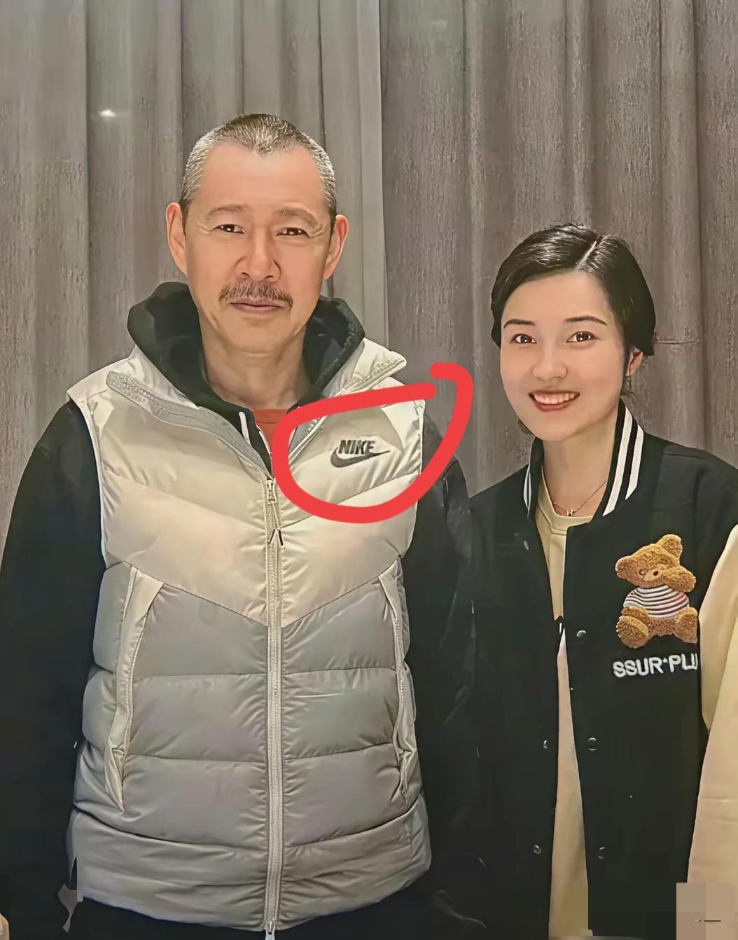 张丰毅穿的衣服是什么牌子的？看上去非常有气质