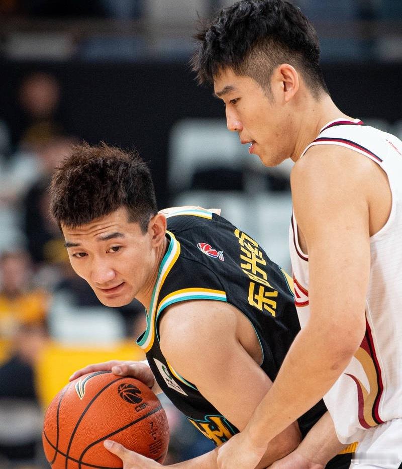 浙江德比不开篮儿，看的不过瘾。激烈有余精彩未满…..好吧塔克抡了个风车扣篮，舒服