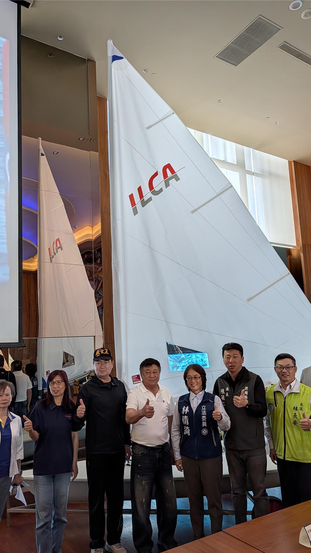 从右至左，澎湖县政府参议林长安、议长陈毓仁、国民党立委林倩绮、中华民国帆船协会理