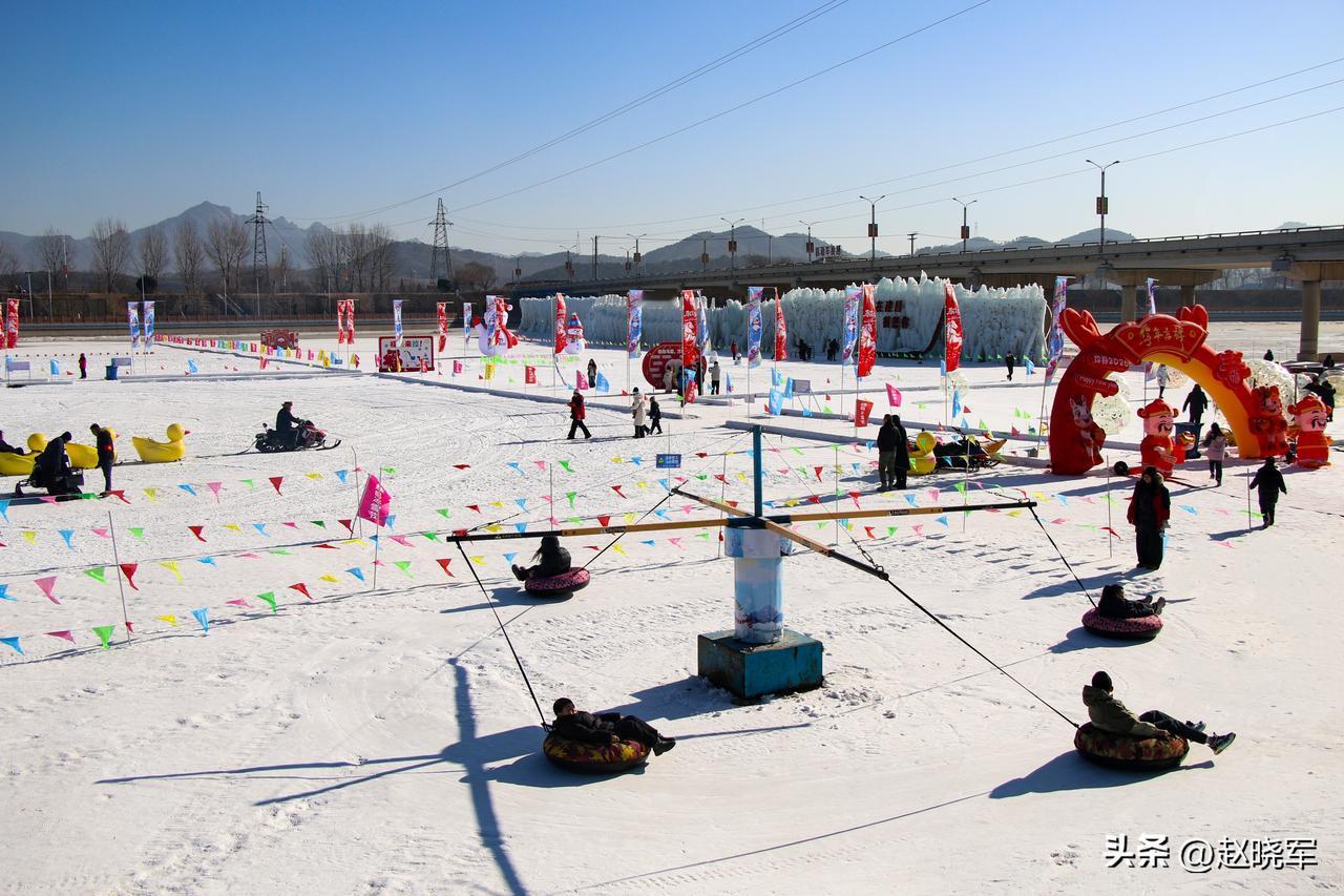寒假到了，县城的学生又多了一个新玩处；市民们多了一处看热闹的好地方——凌河冰雪大