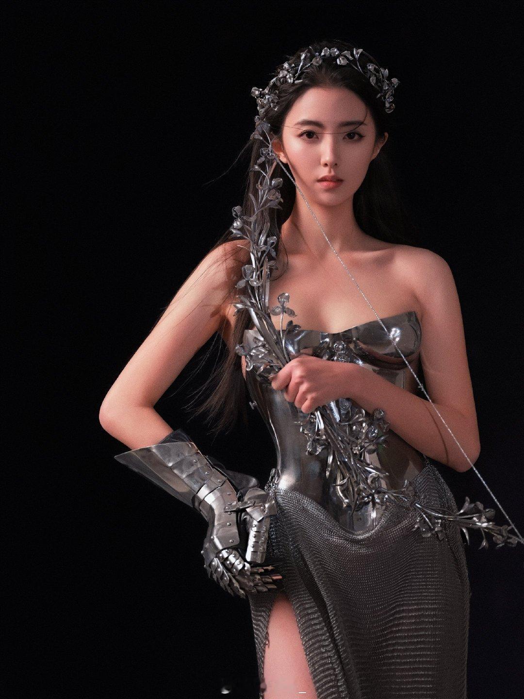 何子怡 内娱00花妆造卷起来了 银色金属质感的纱裙的设计，真的是末世文的机械女战