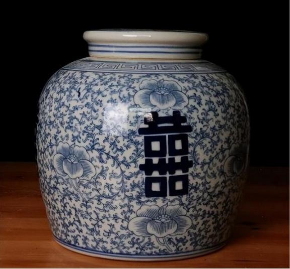 明代空白期青花瓷何以守正出新？
 

 
在景德镇窑址的层层土堆里，藏着一段被尘