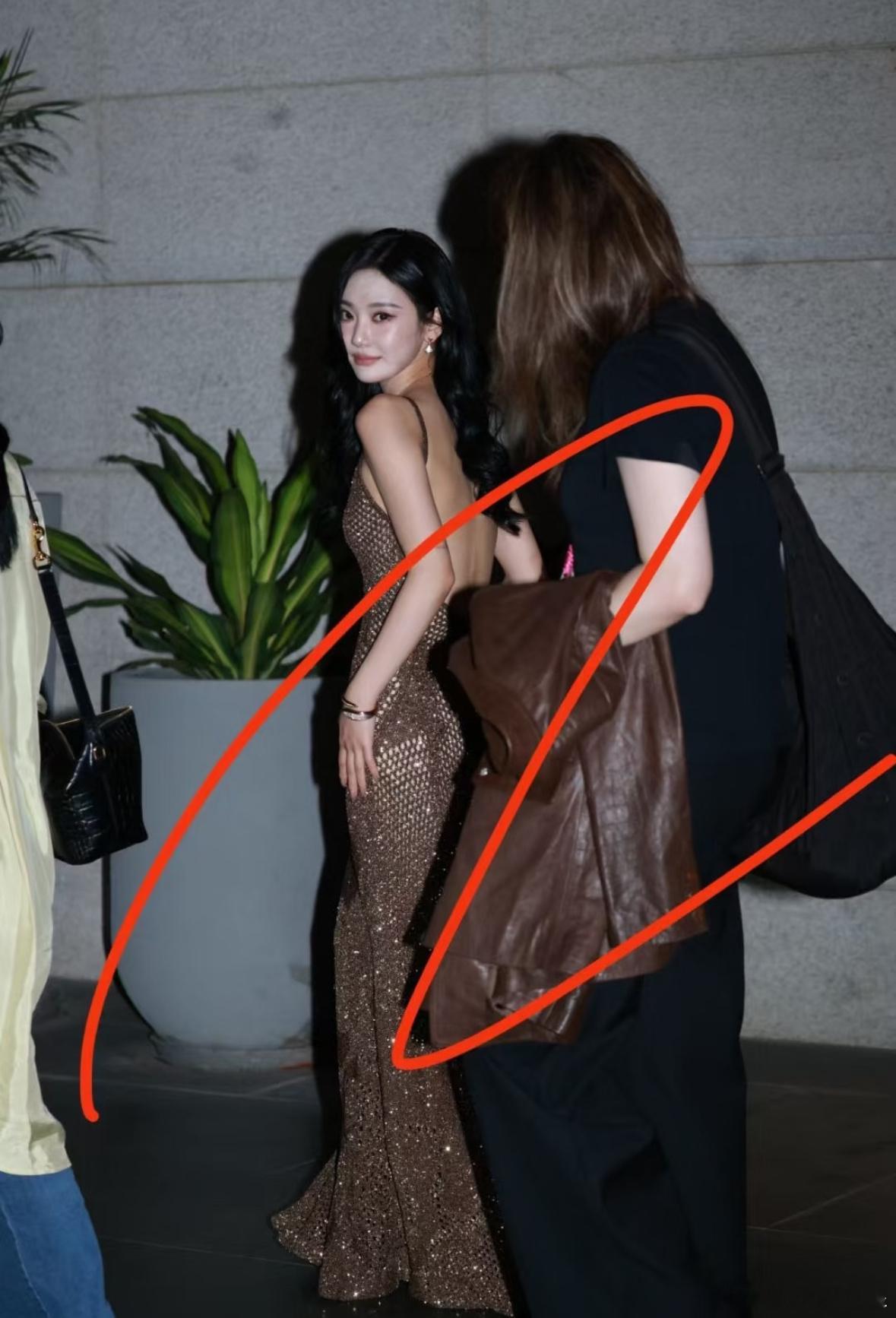 宁艺卓Elle晚宴吊带长裙宁艺卓一天四套造型 这个宁宁都美成啥样了 ​​​