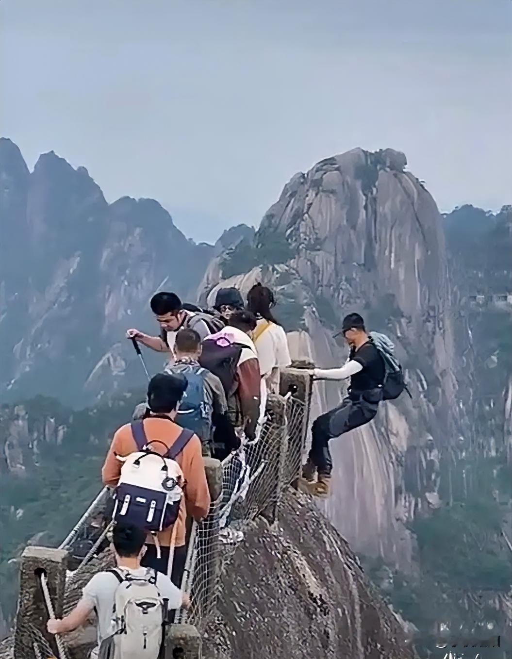 小伙不想要命了吧，翻越围栏独自行走在悬崖边上，真不怕稍有不慎一下跌落下去，哪怕不