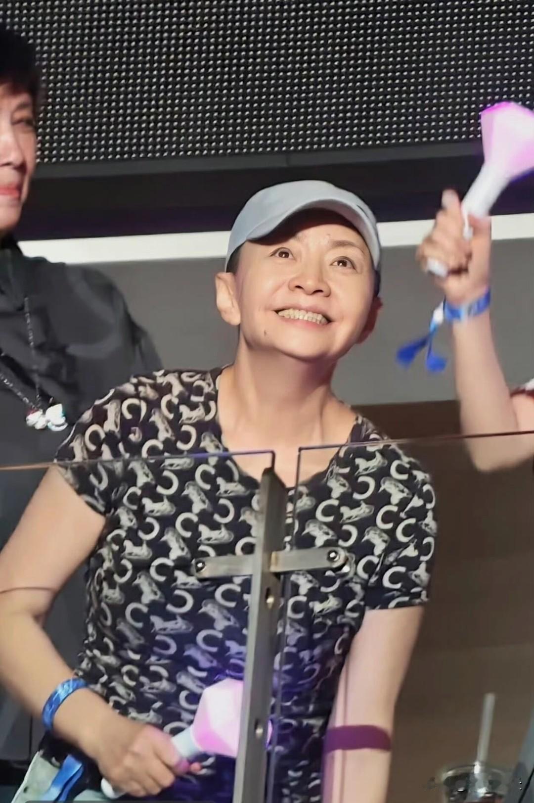 宋丹丹现身那英演唱会时，穿了一件20年前《家有儿女》的衣服，好节俭！这么多年过去