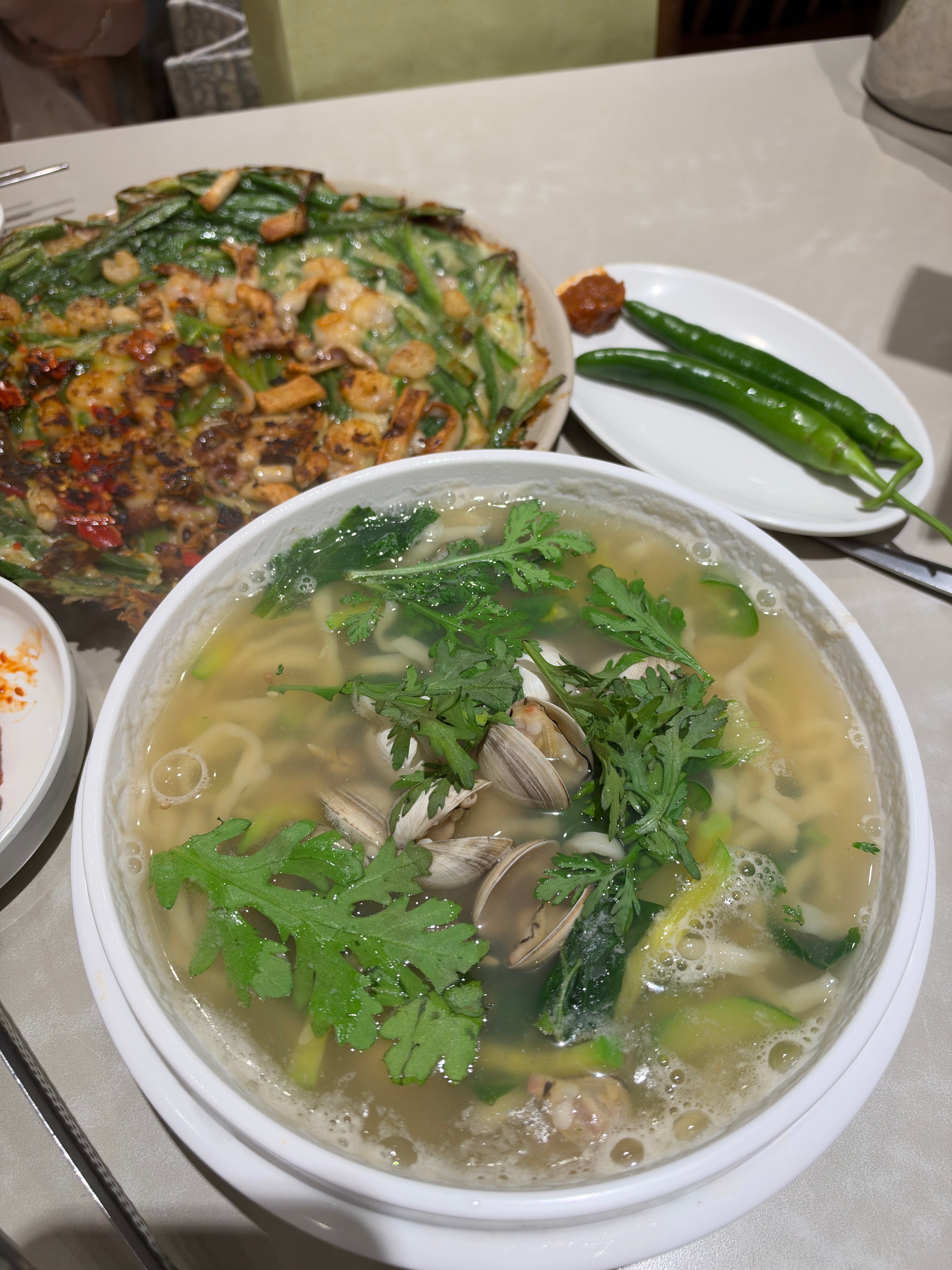 发疯了剪视频剪到一半 好想吃圣水洞这家蛤蜊面啊啊啊啊啊还想吃弘大居酒屋的海鲜葱饼