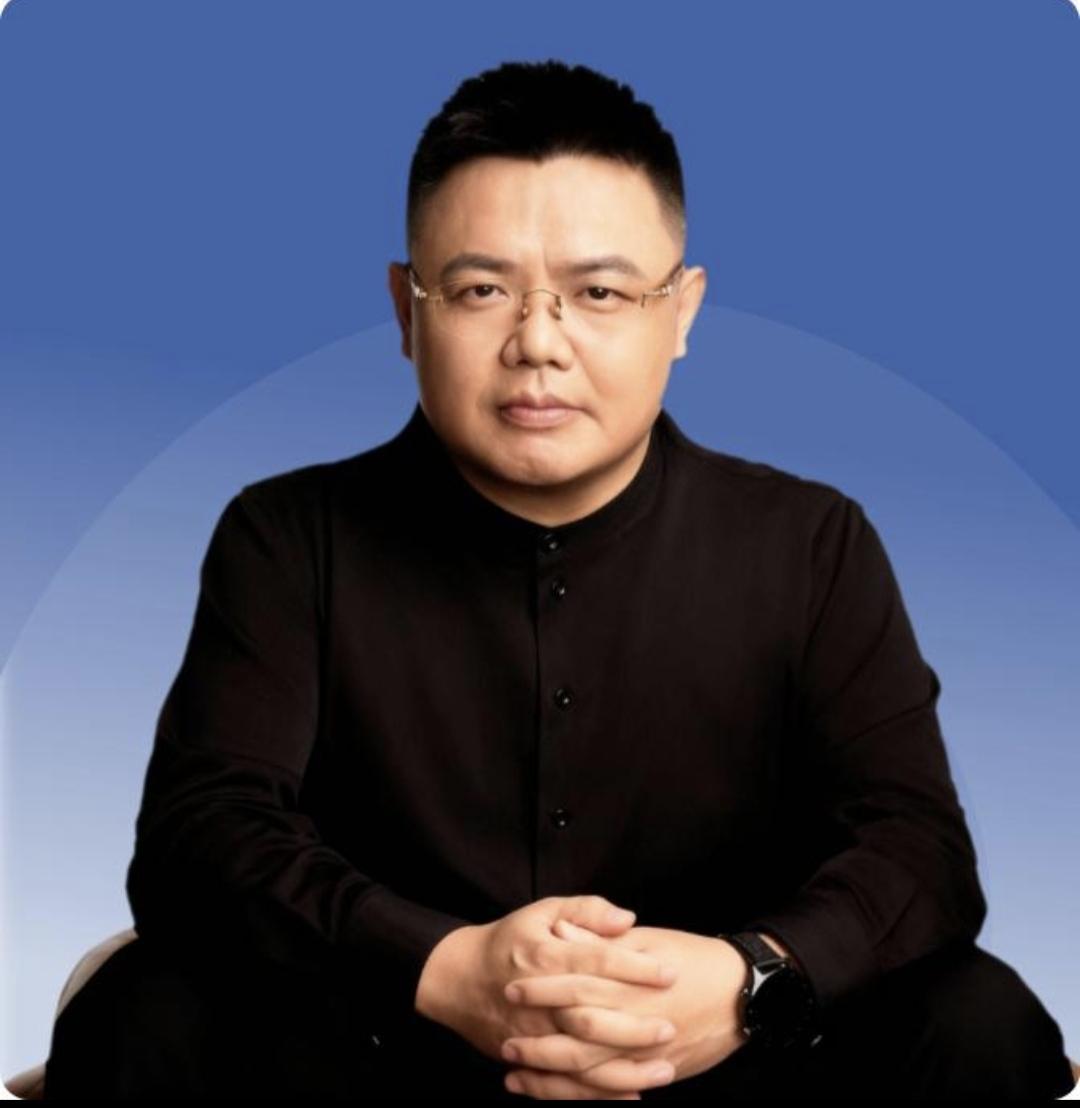 2014年，白伟民的公司倒闭，所有人都选择离开，只有一个人赖着不走。

谁能想到