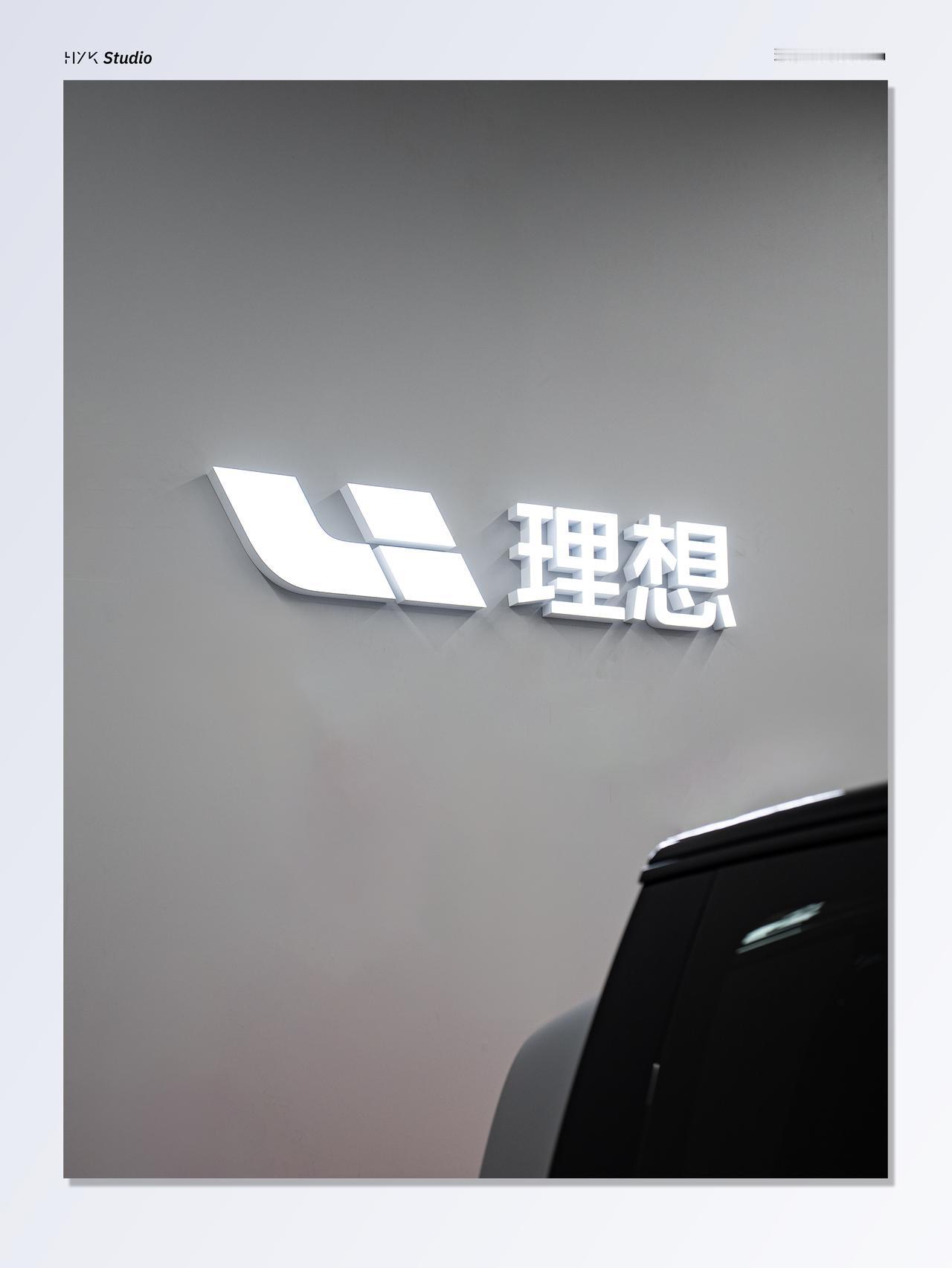公路高铁 | 理想MEGA 图赏

理想MEGA 独特的溜背造型，确实跟高铁一样