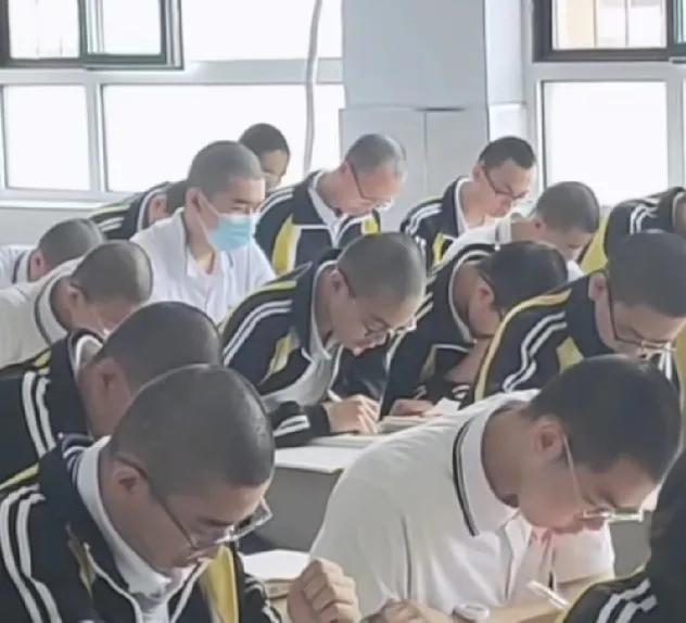 连央媒都看不下去了，全国多地中学发布发型令，
央媒痛批:舍本逐末，小题大做！
中