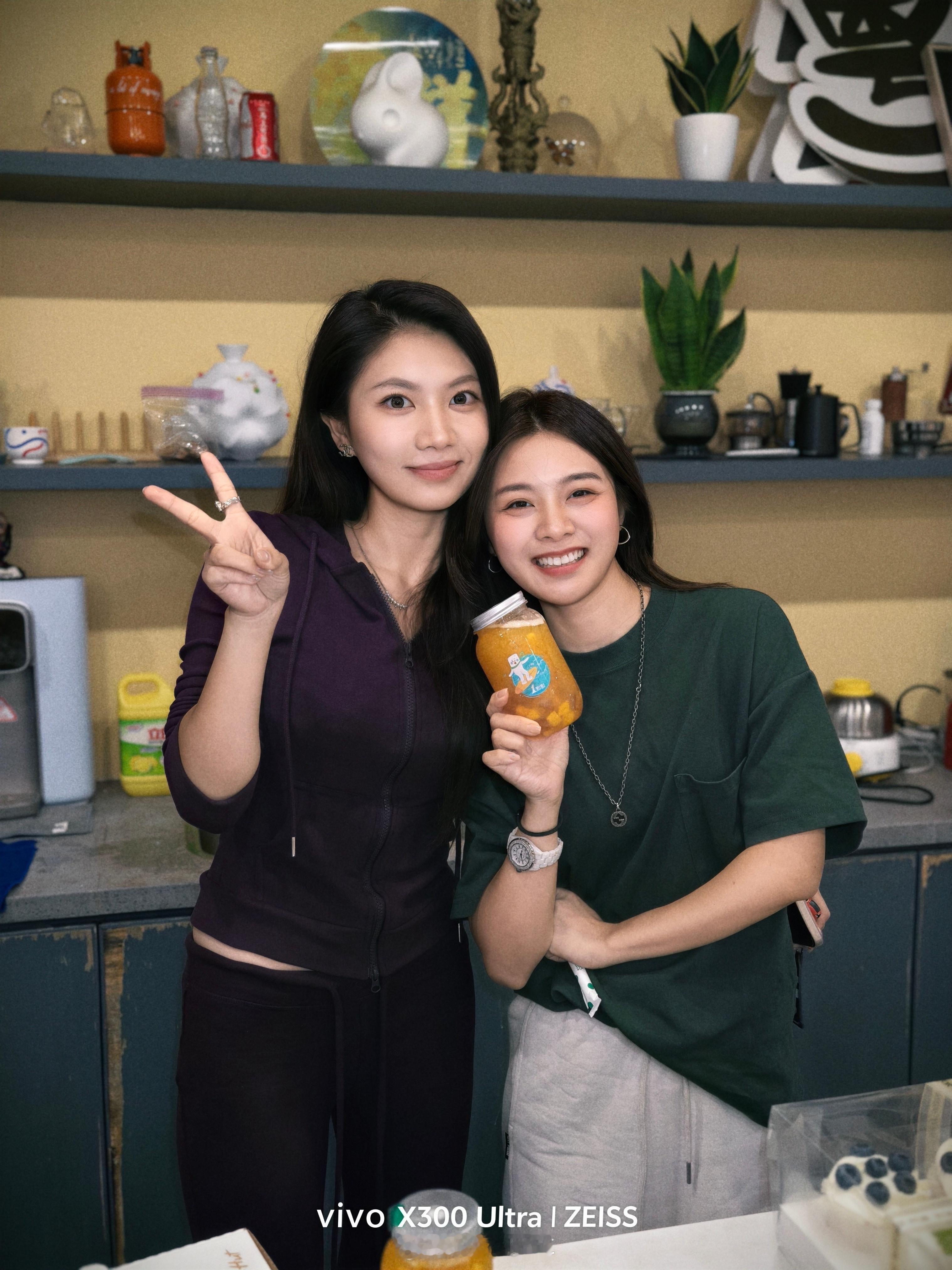 最近大家都疯狂出差，感谢霜霜的下午茶  霜真好看