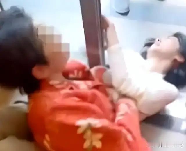 江苏淮安，一位哺乳期的妈妈，因为家庭琐事纠纷，被婆婆当众直接按在地上暴打。从视频