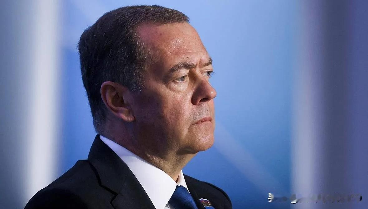 万万没想到，俄罗斯也来搅局格陵兰岛。据报道，俄罗斯安全会议副主席德米特里·梅德韦