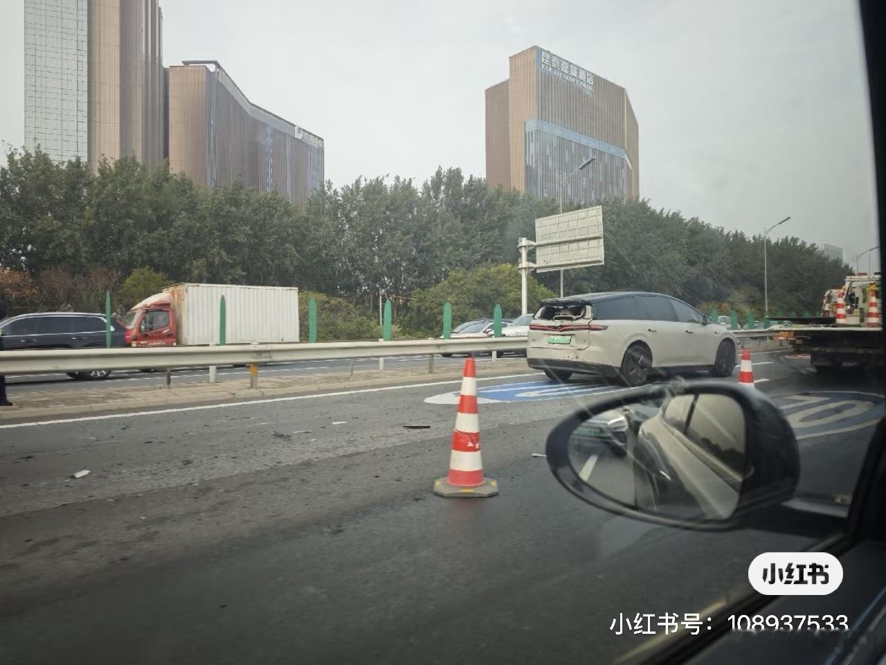 xhs看到的今天早上北京东五环的事故一辆理想i8和一台大卡车不知道怎么撞的，卡车