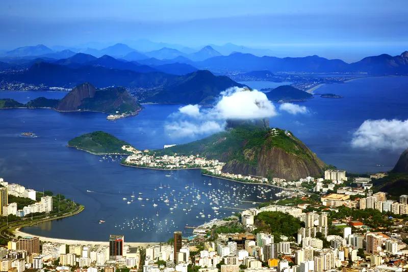 当地时间11月4日，巴西干了件新鲜事儿，总统卢拉签署法案，2025年11月11日