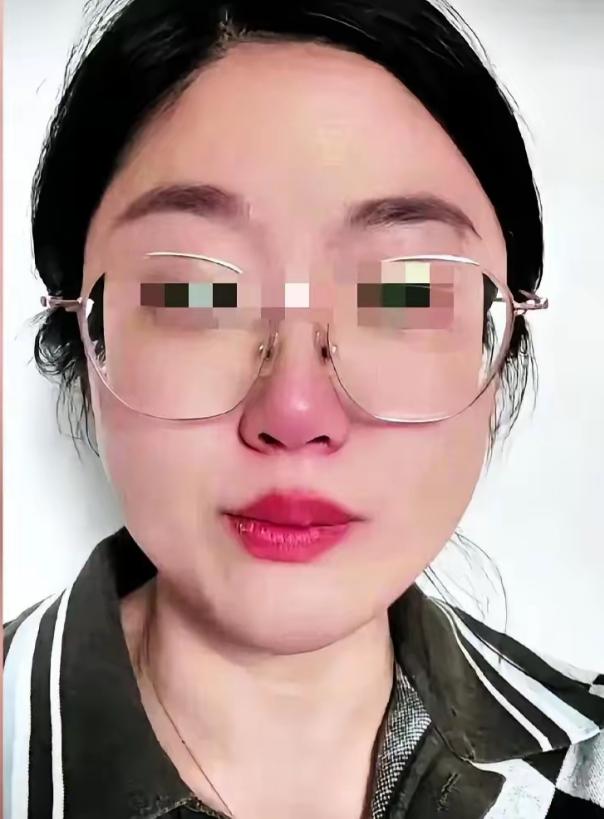 大快人心！山东女子被丈夫锁屋囚禁殴打三天，邻居报警，婆婆暴怒当场抽打儿子。
 