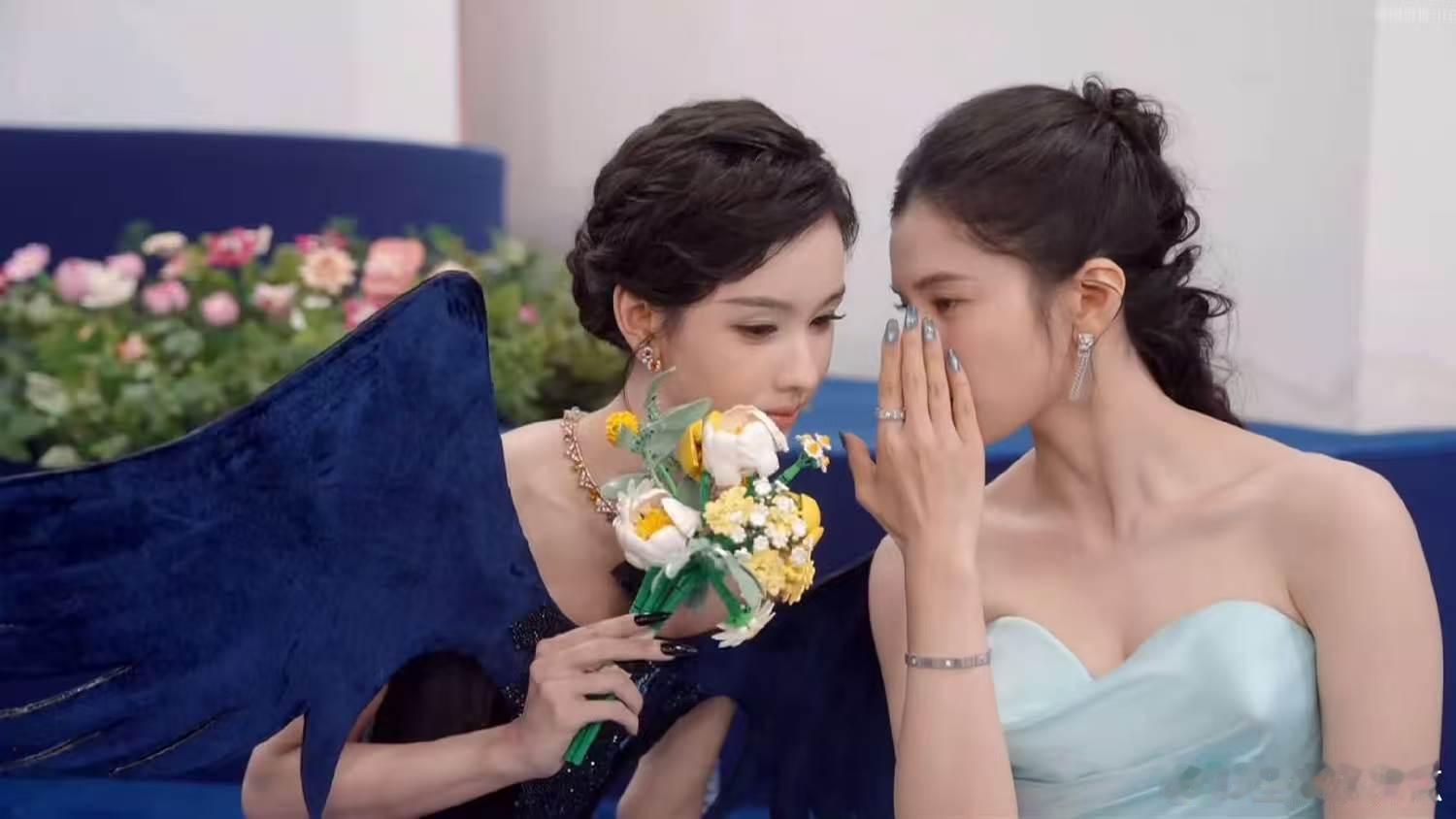 陈都灵张婧仪热聊陈都灵张婧仪聊啥呢陈都灵张婧仪后台一直在热聊，两位美女聊啥呢？ 