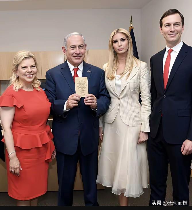 内塔尼亚胡夫妇和伊万卡夫妇站在一起时，形成了降幂排列，身材最高的是伊万卡的丈夫，