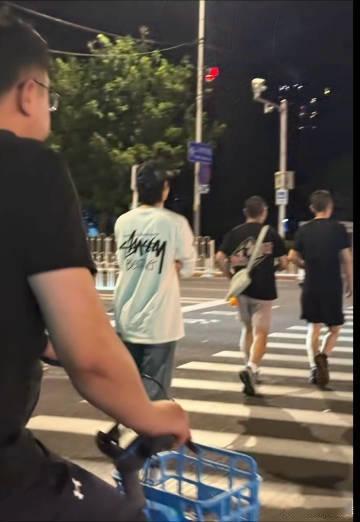 网友三里屯偶遇马柏全 有网友在北京三里屯偶遇马柏全，光是一个背影就足够吸睛，又高