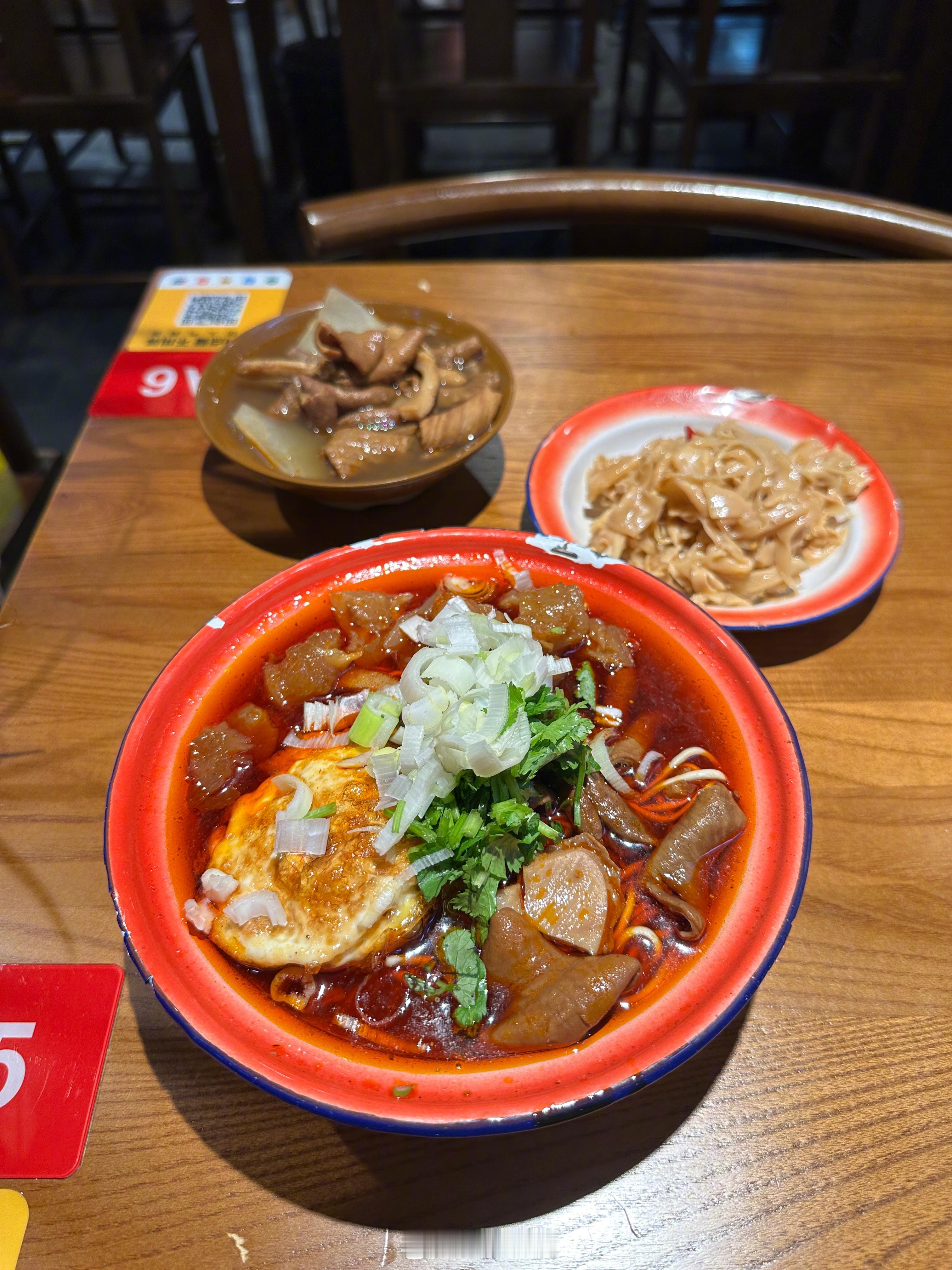 还没吃饭好饿，正大广场来干碗面，这是一家襄阳面馆。我点了牛杂萝卜，酸笋，还加了牛