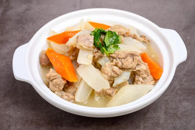 冬天养生讲究“藏”与“补”，做好了能少生病、养元气。饮食上，羊肉炖萝卜能暖身补阳