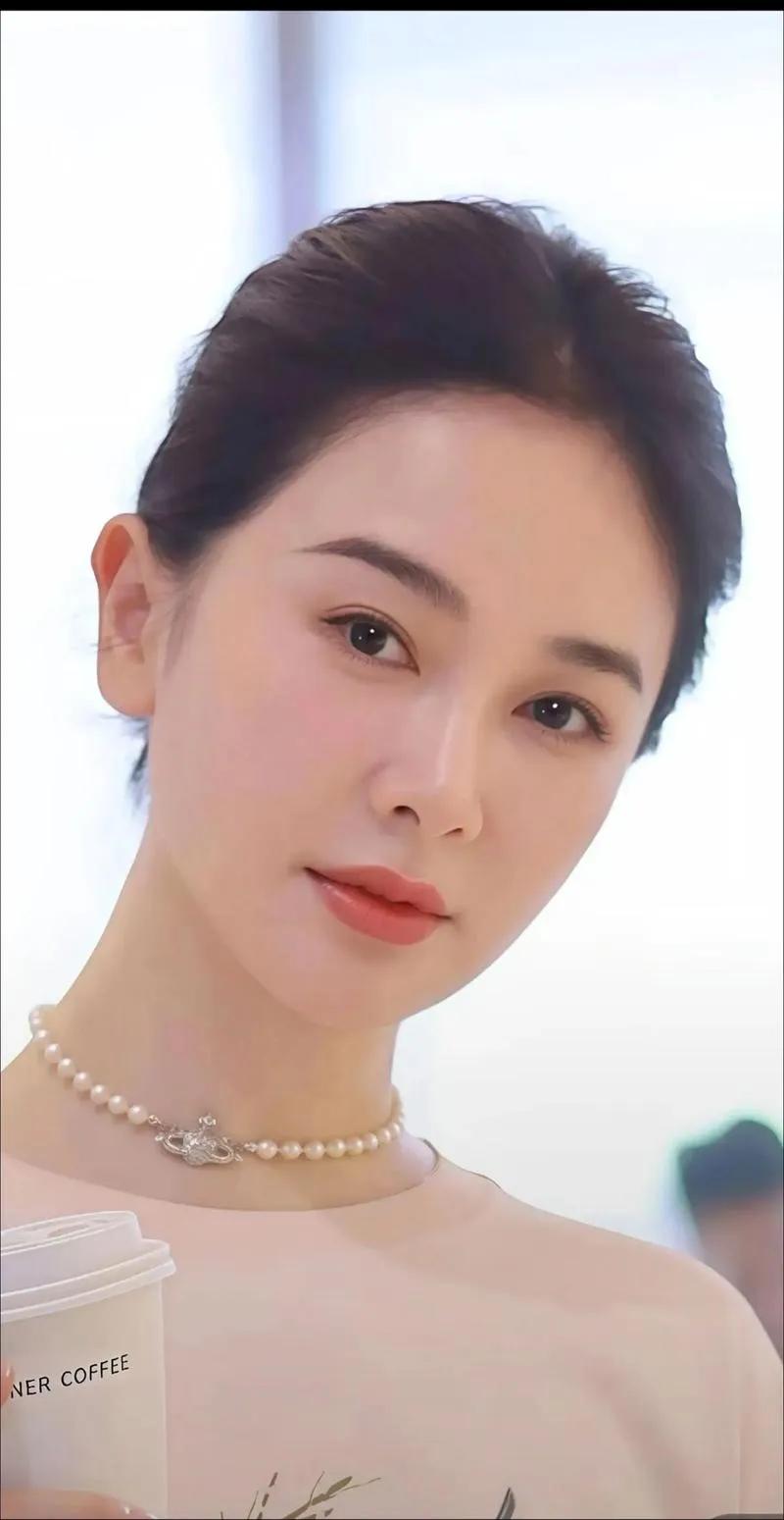 左小青过往常陷绯闻漩涡，被冠以“绯闻收割机”之名，感情话题甚嚣尘上。但如今，她凭