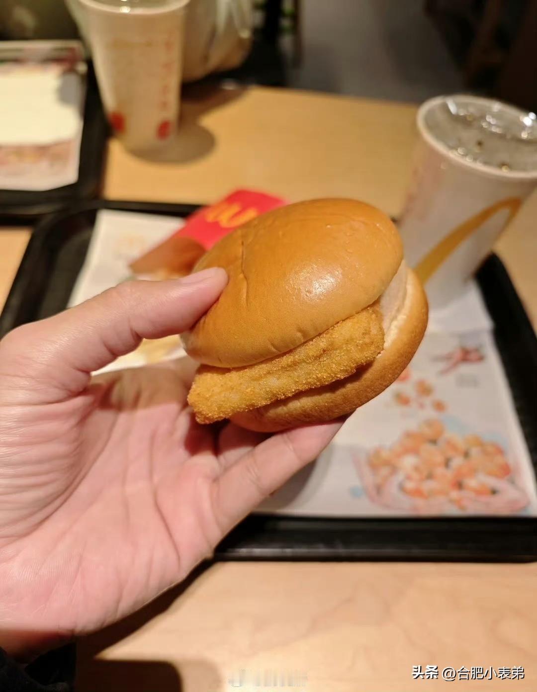 还有网友说麦门信徒集体破防，打工人吐槽花同样的钱，啃的全是“空虚”。面对质疑，麦