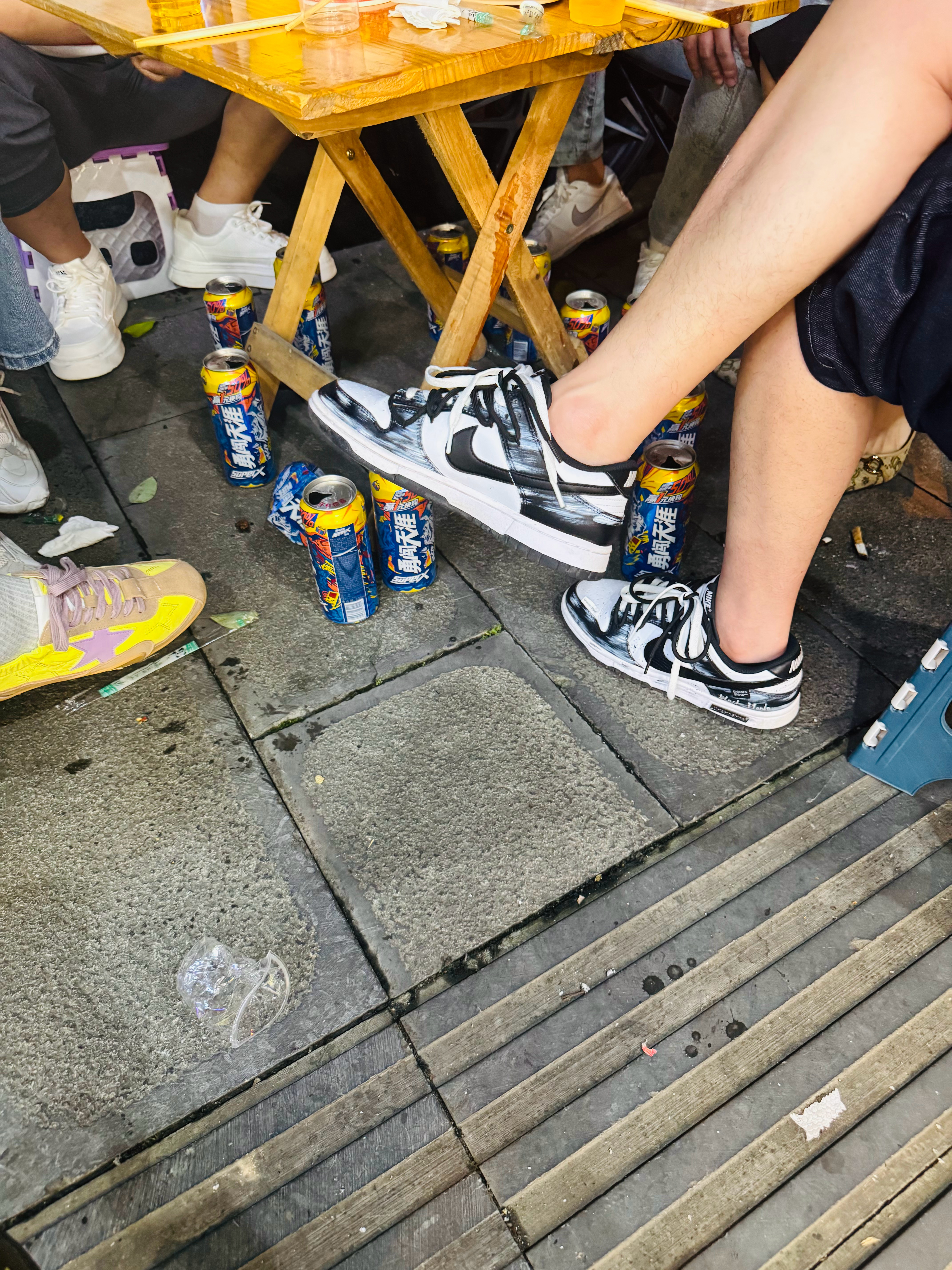 水姐夫左右都是美女 我还在旁边观看龙门阵摆不完了 