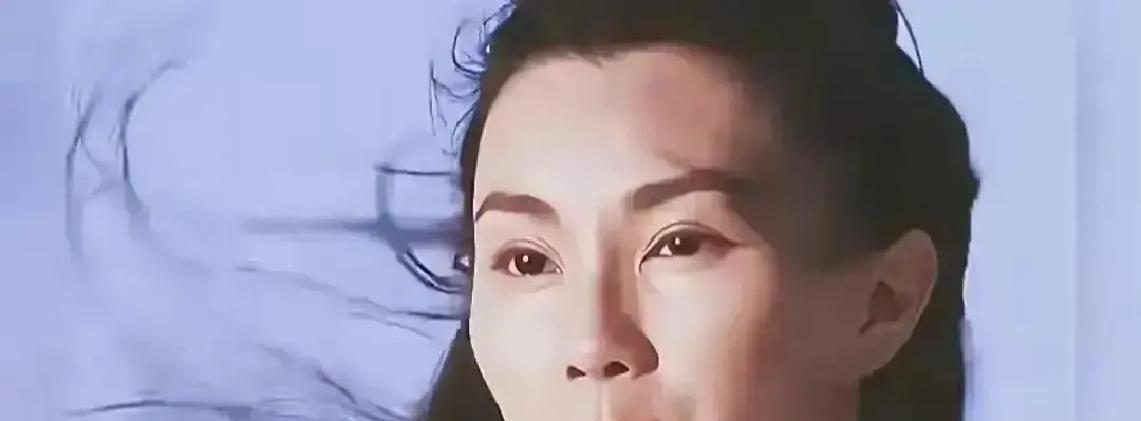 雨滴在半空被剑劈成两半。
不是特效，是程小东设计的真打。
张艺谋盯着监视器，说：