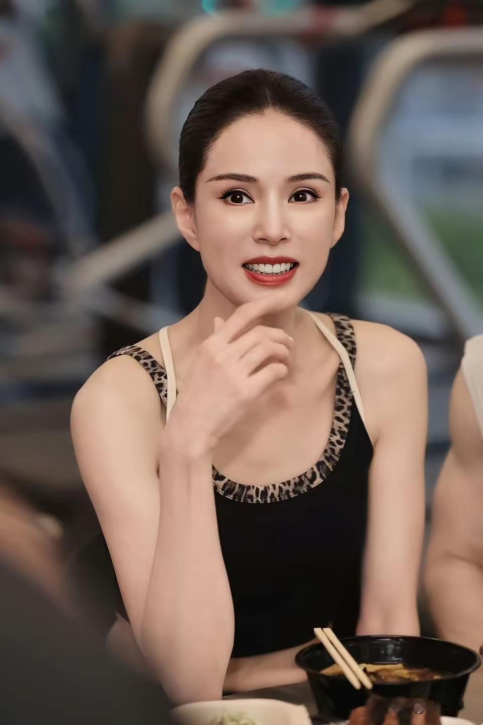 李若彤真漂亮
一把年纪了发量还是那么让人羡慕[赞]