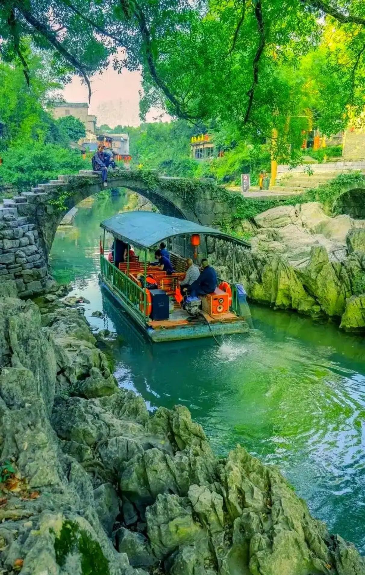 藏于贺州喀斯特峰峦间的黄姚古镇，是岭南沉淀千年的水墨秘境。姚江碧水蜿蜒穿巷，石桥