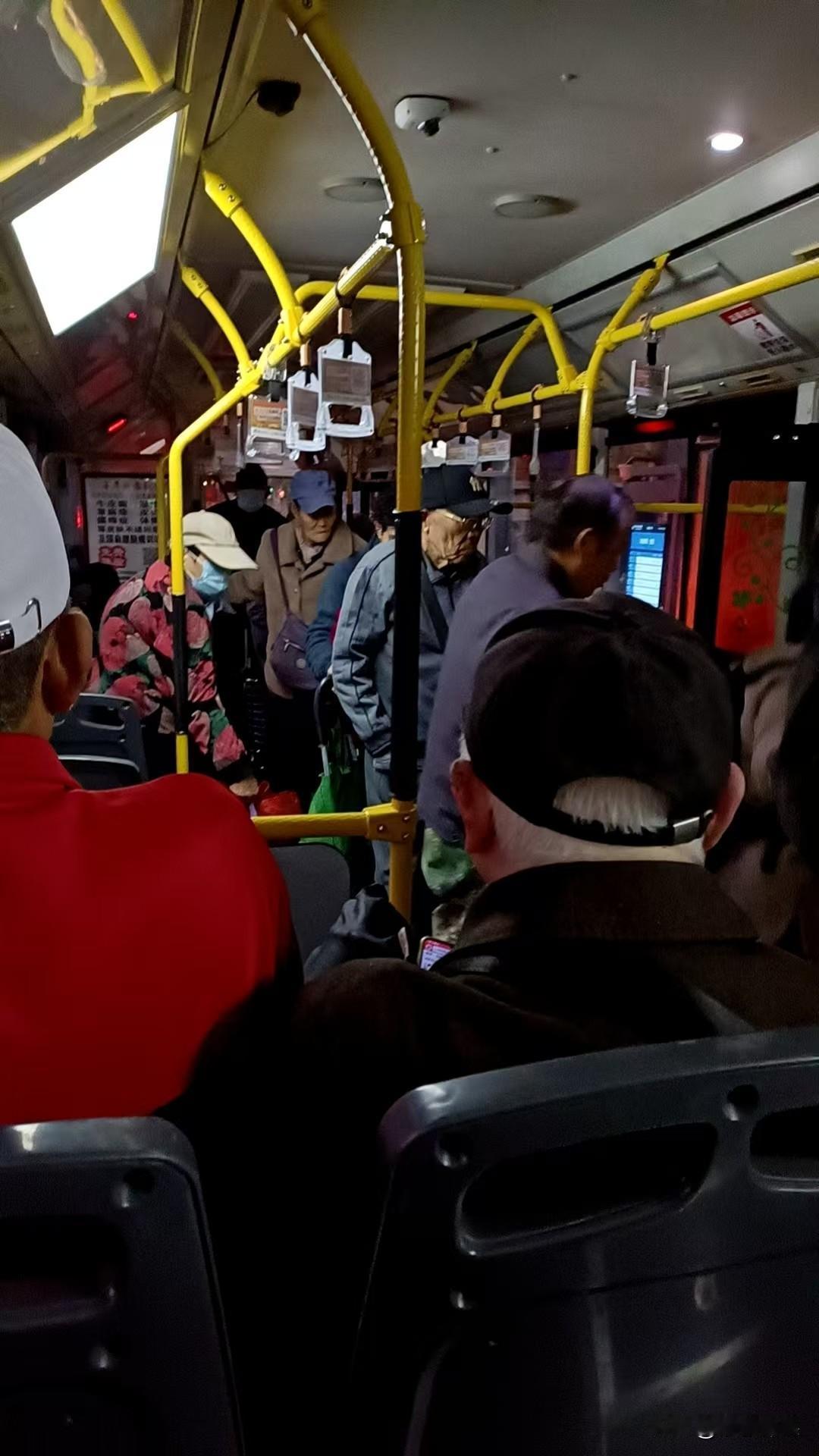 全市最有活力、最有精神头的就是老年人了吧？大周末的，天还黑咕隆咚的，73路公交车