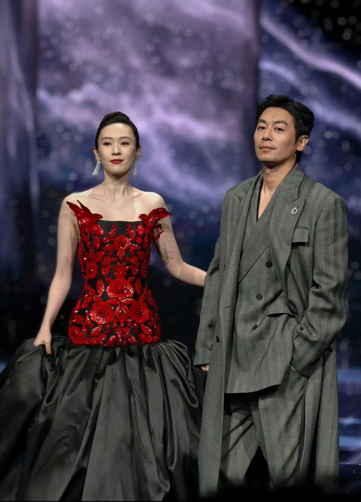 童瑶朱亚文肤色差谁懂这个肤色差，只是站一起就很赏心悦目，支持二位合作微博之夜