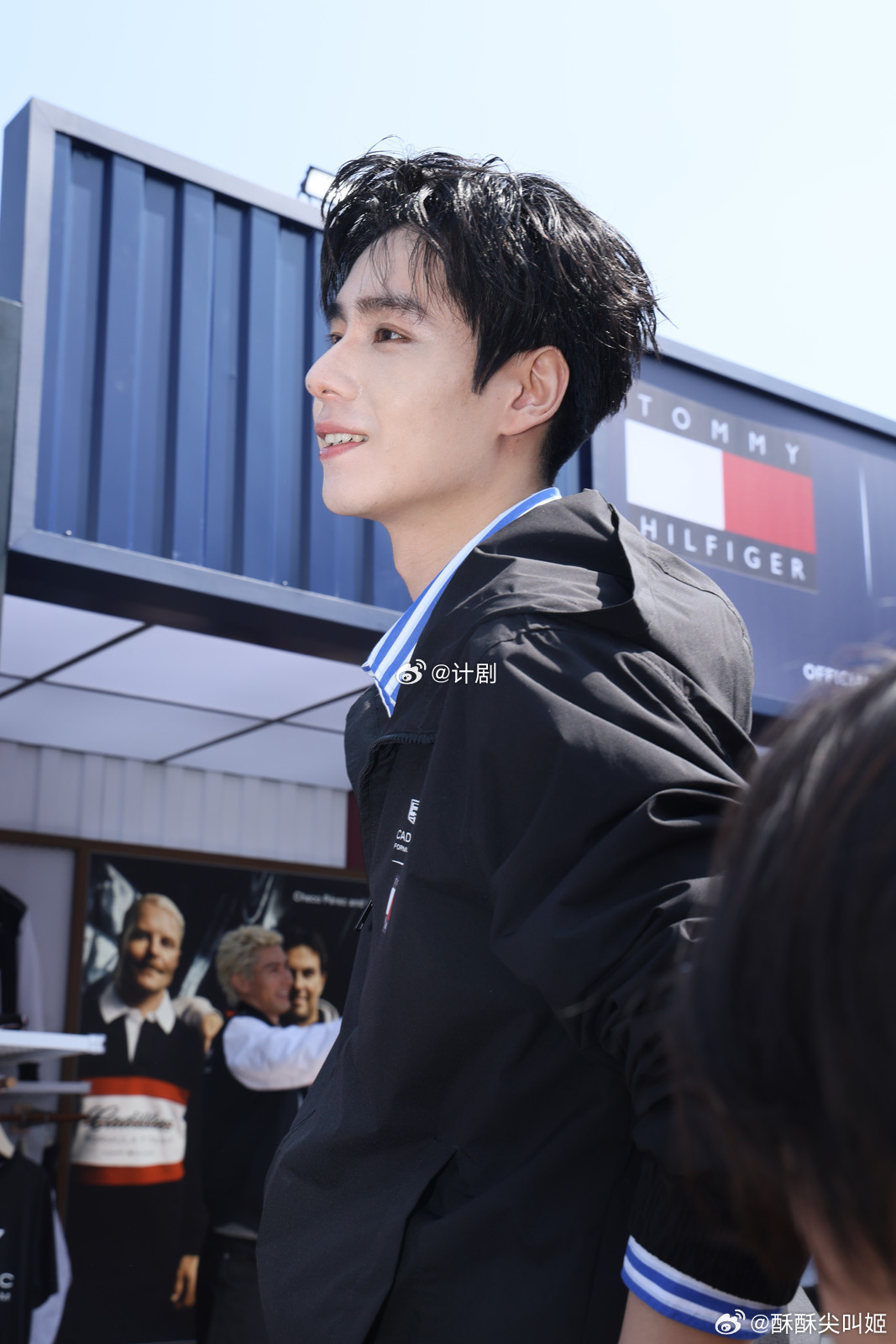 胡一天站那感觉就对味了 从下往上看的死亡角度他都扛得住，那张脸还是那么能打，腿长