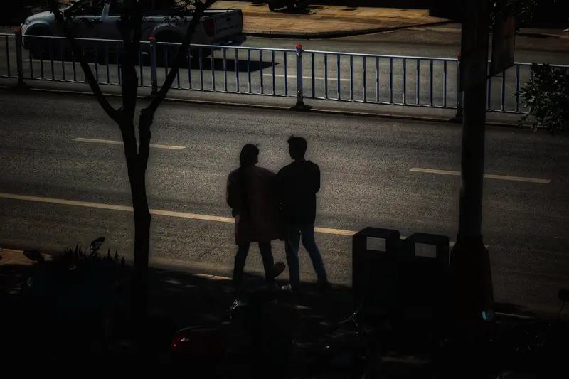 走在街头忽见二人，衣着光鲜似年少，身形微胖，面色偏黑，却已是满头花白。并肩而行，