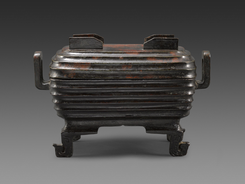 上海博物馆藏西周晚期:叔仓父盨. 饰瓦纹,而有四象鼻形足. 铭文:叔仓父作宝盨.