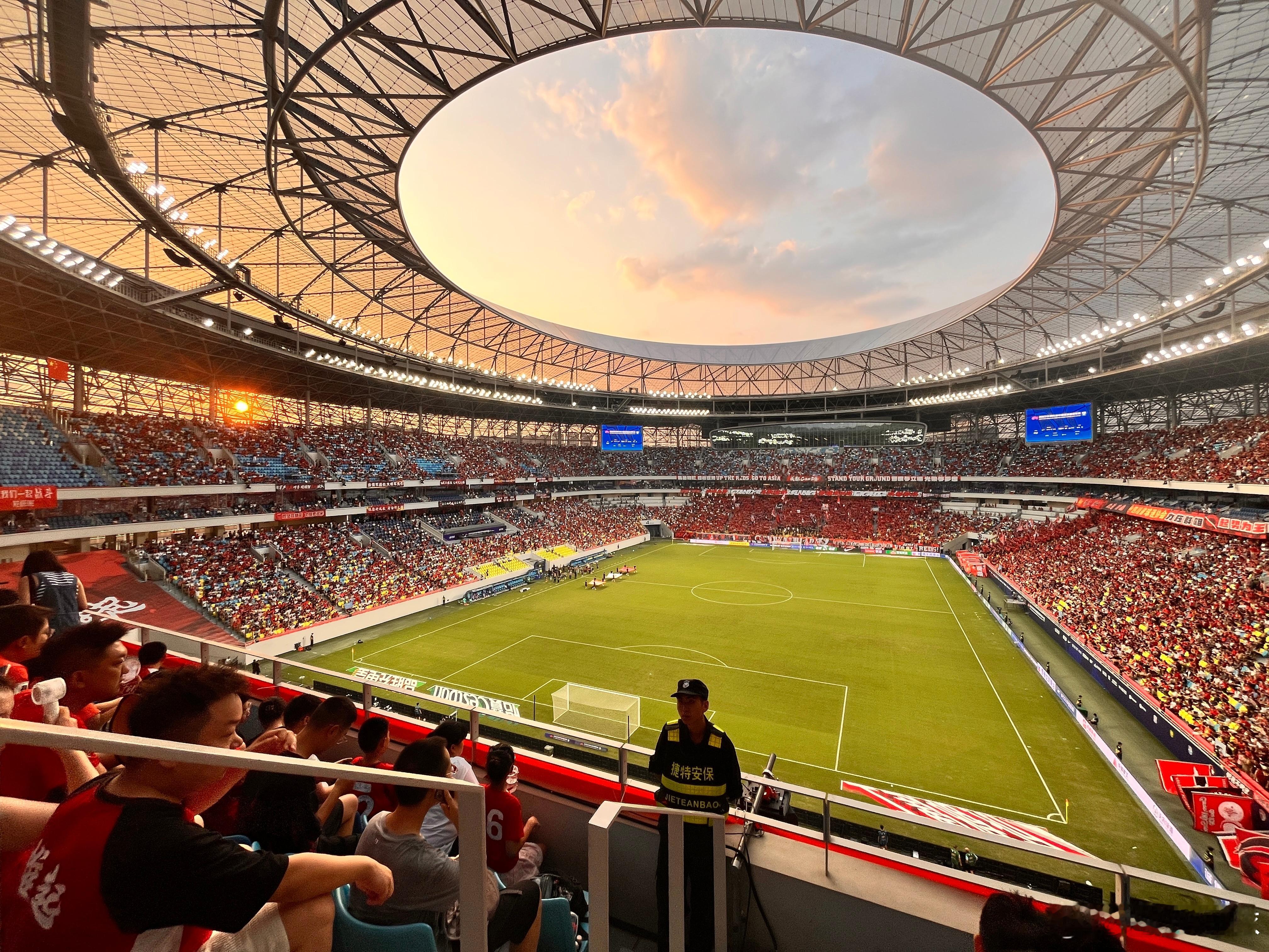 申花海港国安泰山等都被扣分，这样的形势下，看似对成都蓉城利好，实际上压力更大了。