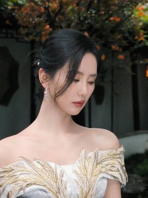 刘诗诗若固守古偶舒适区，恐难逃掉队之困。虽《淮水竹亭》有热度，但滤镜、状态争议犹