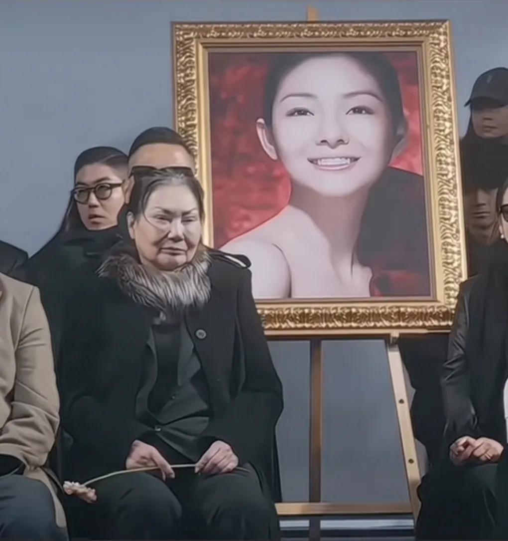 白发人送黑发人，最伤心的是母亲，以前的S妈黄春梅，有着女儿的庇护，衣食无忧，过着