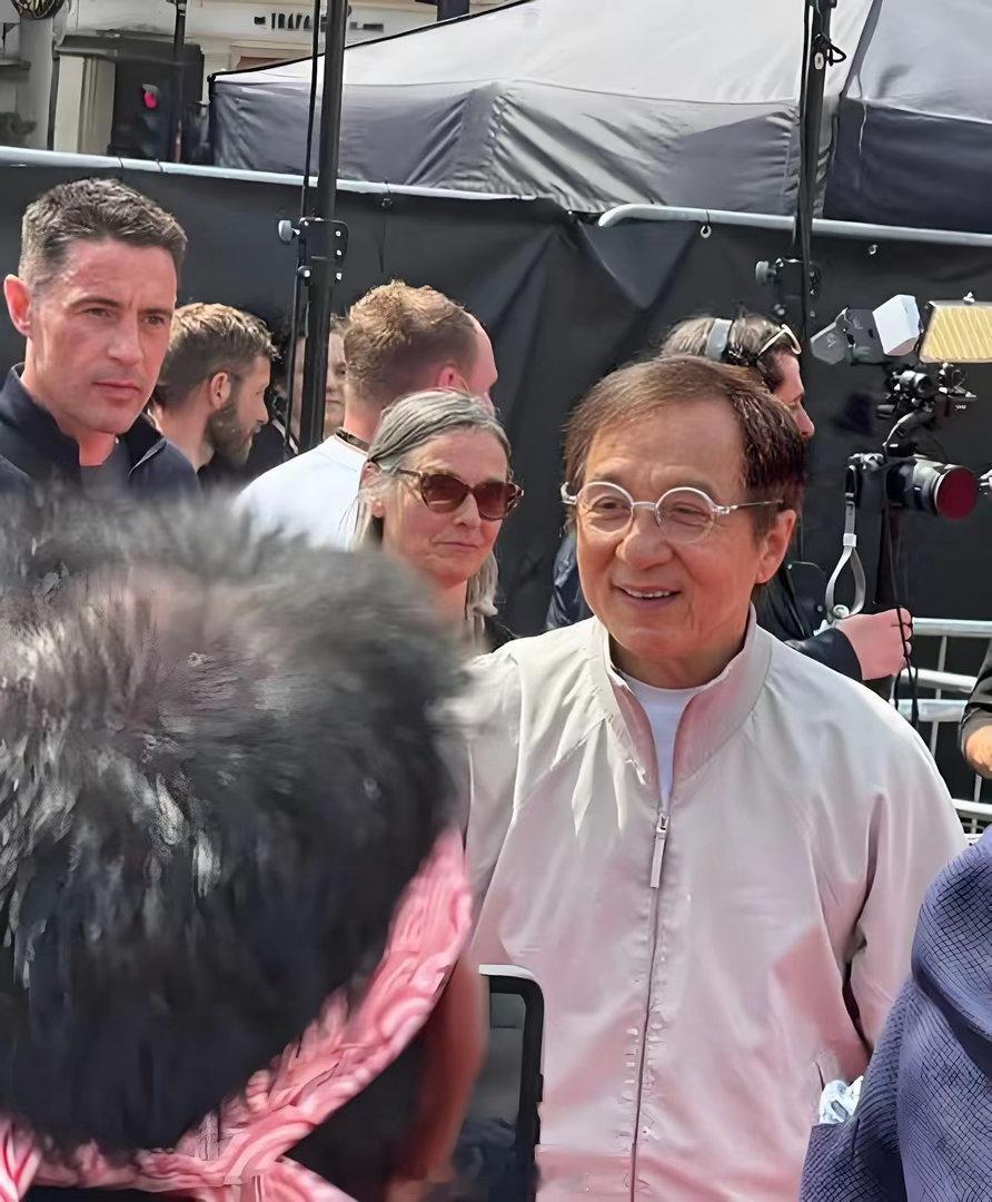 荷兰弟回忆成龙探班趣事荷兰弟回忆成龙片场探班名场面，网友吵翻：这才是跨时代动作偶